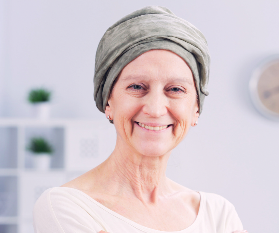 Pessoa idosa passando por tratamento oncológico