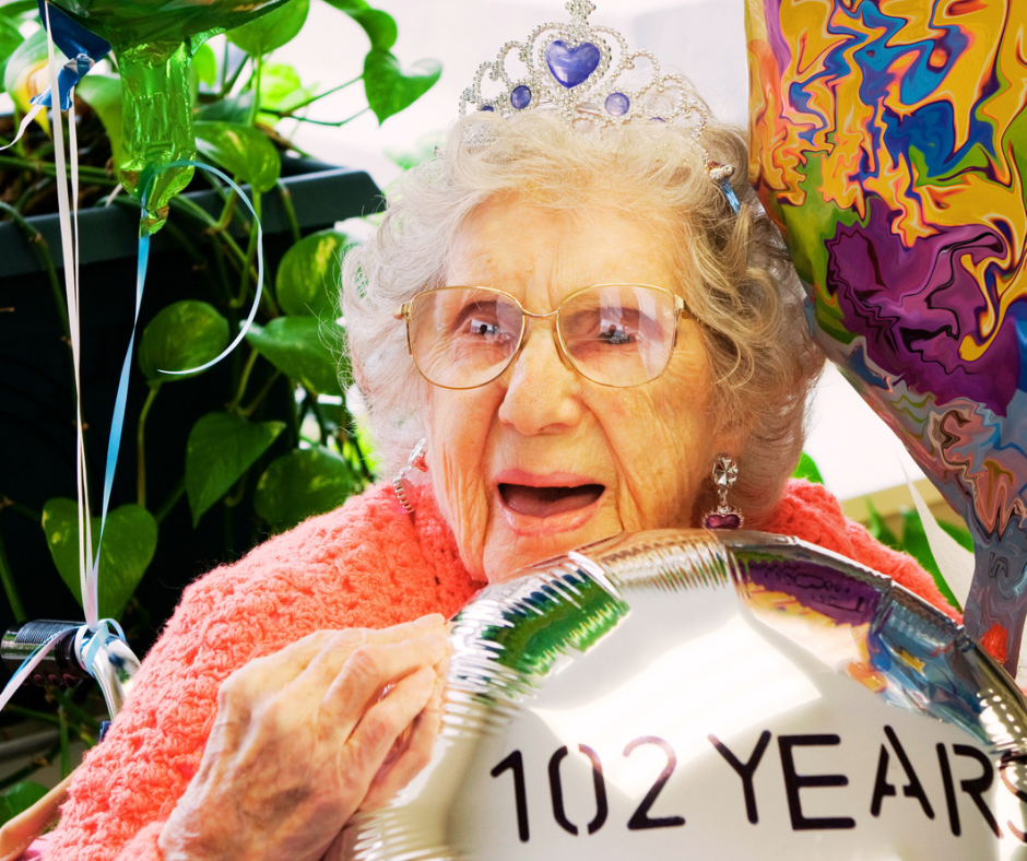 Pessoa centenária celebrando mais um ano