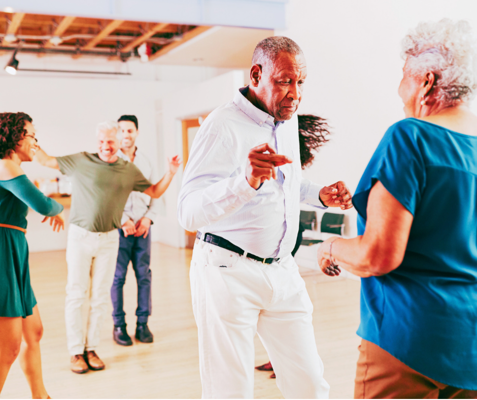Pessoas idosas dançando