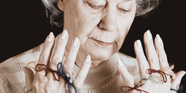 Pessoa idosa com fitas de lembrete para memória como sinal de Alzheimer