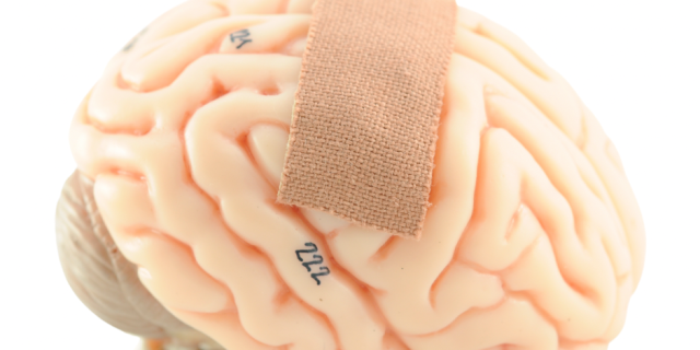 Imagem de um cérebro com esparadrapo para explicar o que o cérebro Não Sente Dor, Mas Decide se Dói.