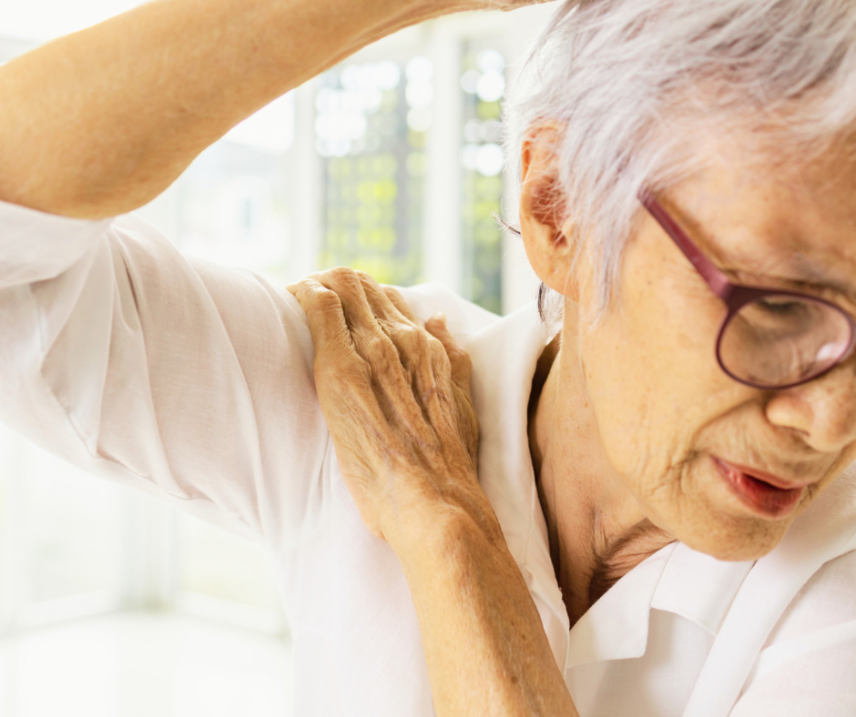 Pessoa idosa sentindo dores articulares devido a rigidez articular
